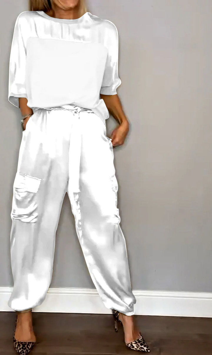 Dana® | 2-piece women's suit with short sleeves and trousers in smooth satin